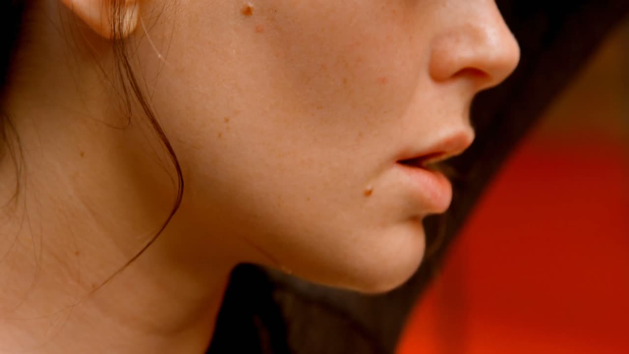 mujer de pie en el estudio de fitness 4k