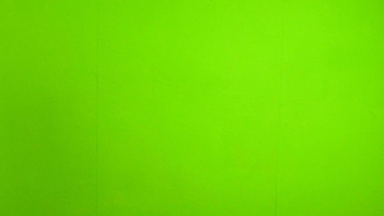 las manos humanas sostienen y aplauden con clapperboard. comienzo de escena en la producción cinematográfica o televisiva.