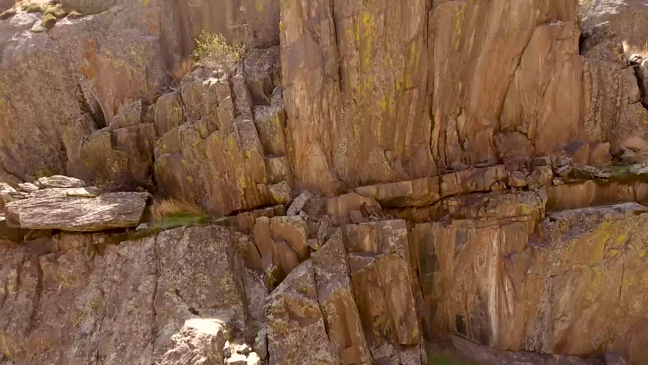 съемка с беспилотника сложного и изрезанного большого каньона томпсона