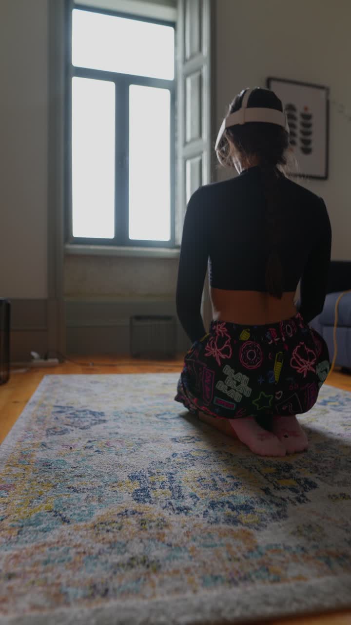 Donna che usa le cuffie VR a casa