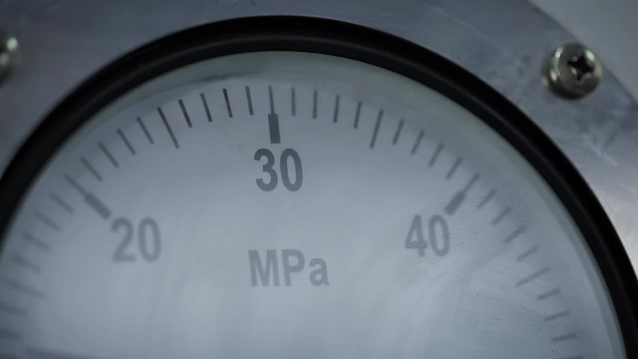 공장 내의 압력 측정기, 산업용 압력계의 화살표 움직임, 고정도 산업용 압력을 측정하는 기기, 실험실에서 하향 포인터를 가진 진공 측정기