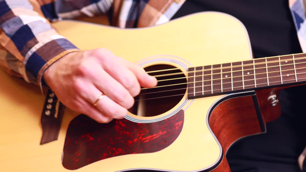 집에서 기타를 연주하는 사람, 배우고 튜닝하는 사람