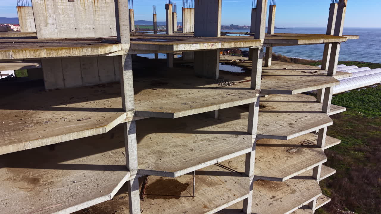 Modern arkitektur tar form längs kustlinjen med fantastisk utsikt över havet och himlen i det livfulla morgonljuset.