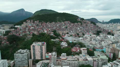 Vista-Aérea-De-La-Favela-En-La-Montaña-Boscosa-Entre-Copacabana-Y-El-Barrio-De-Ipanema,-Río-De-Janeiro