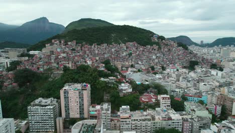 vista aérea de la favela en la montaña boscosa entre el barrio de copacabana e ipanema, río de janeiro