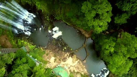 flycam gira alrededor de la cascada corriendo hacia el desfiladero