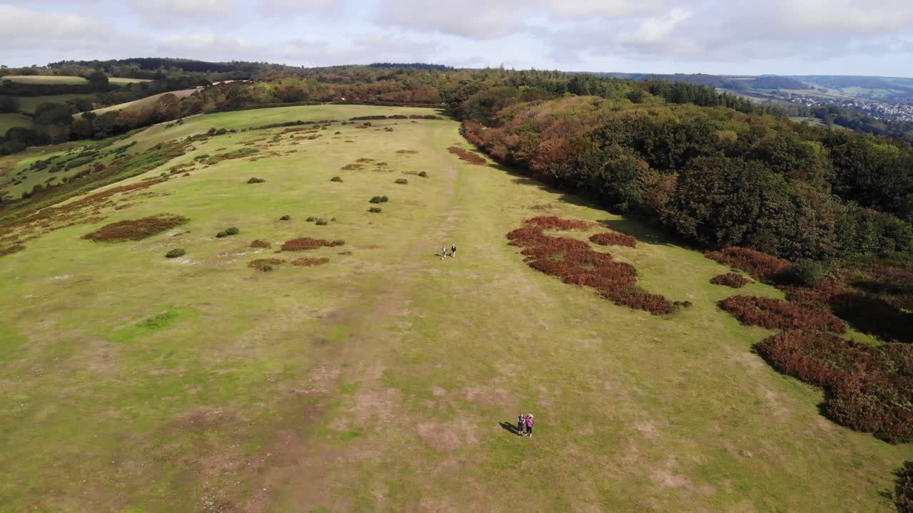 등산객이 있는 아름다운 데본 언덕의 공중 전망