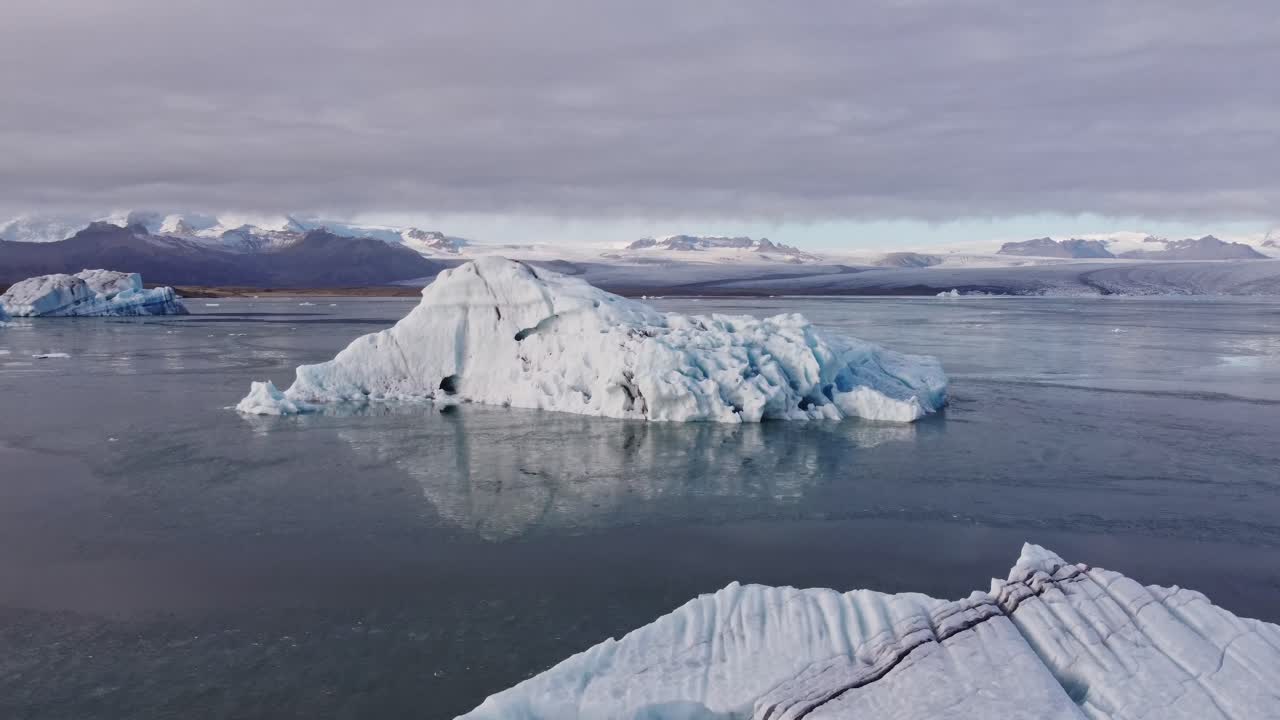 An breathtaking aerial perspective captures the serene yet dynamic beauty of Jökulsárlón, Iceland's famous glacial lagoon