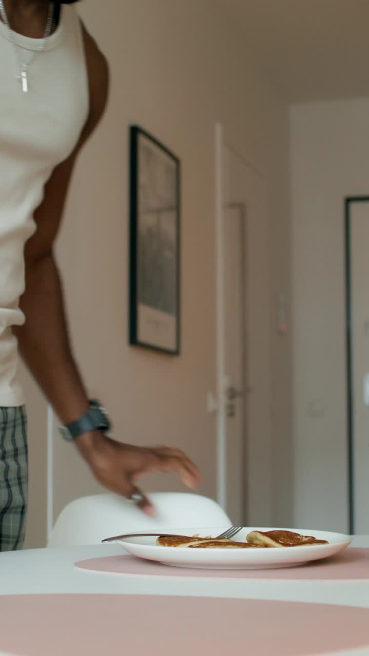 Uomo che serve e mangia la colazione