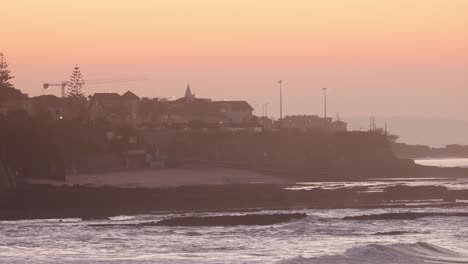 Foto-Vintage-De-Un-Paisaje-De-Una-Ciudad-Cerca-De-La-Costa-Durante-La-Puesta-De-Sol