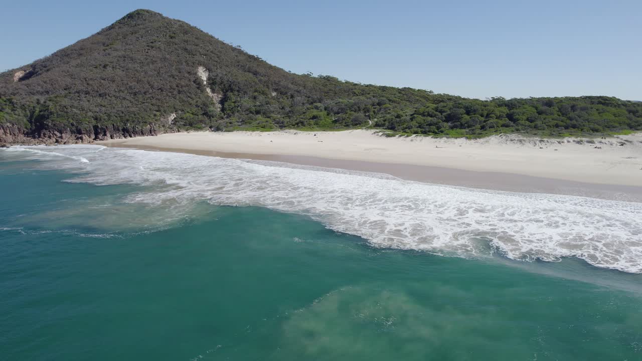 playa idílica playa zenith en el parque nacional de tomaree, australia durante el día - retirada aérea