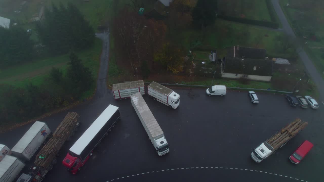 Caminhões estacionados em uma fria manhã de outono em um cenário rural