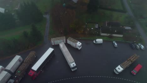 camiones estacionados en una fría mañana de otoño en un entorno rural