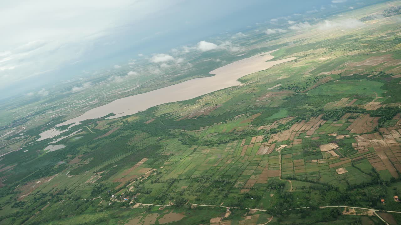 vista aérea del campo verde y el lago, camboya