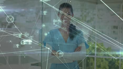 animación de conexiones sobre una doctora caucásica sonriendo a la cámara