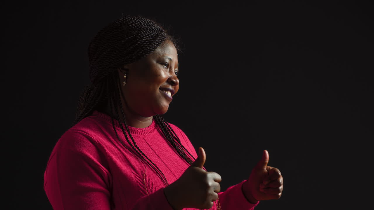 dama mostrando los pulgares con una sonrisa