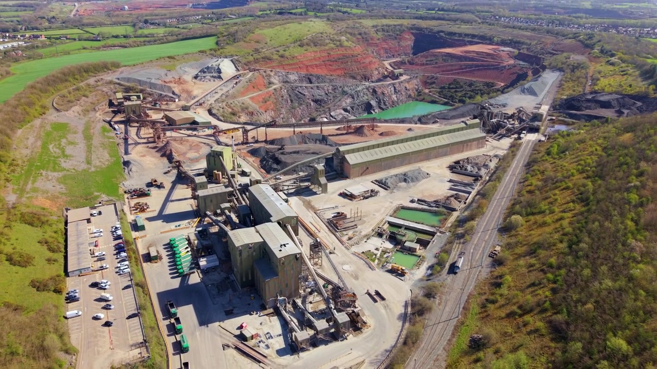 Veduta aerea degli impianti del complesso industriale minerario e dell'impianto di smistamento rocce presso la cava di Coalville, Regno Unito