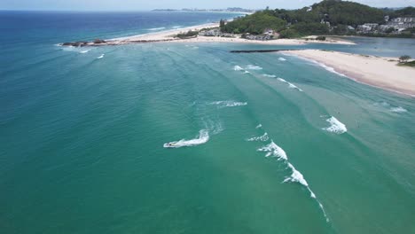 Currumbin-Schwenkt-Nach-Palm-Beach-–-Südliche-Goldküste-–-Queensland,-Australien-–-Drohnenaufnahme