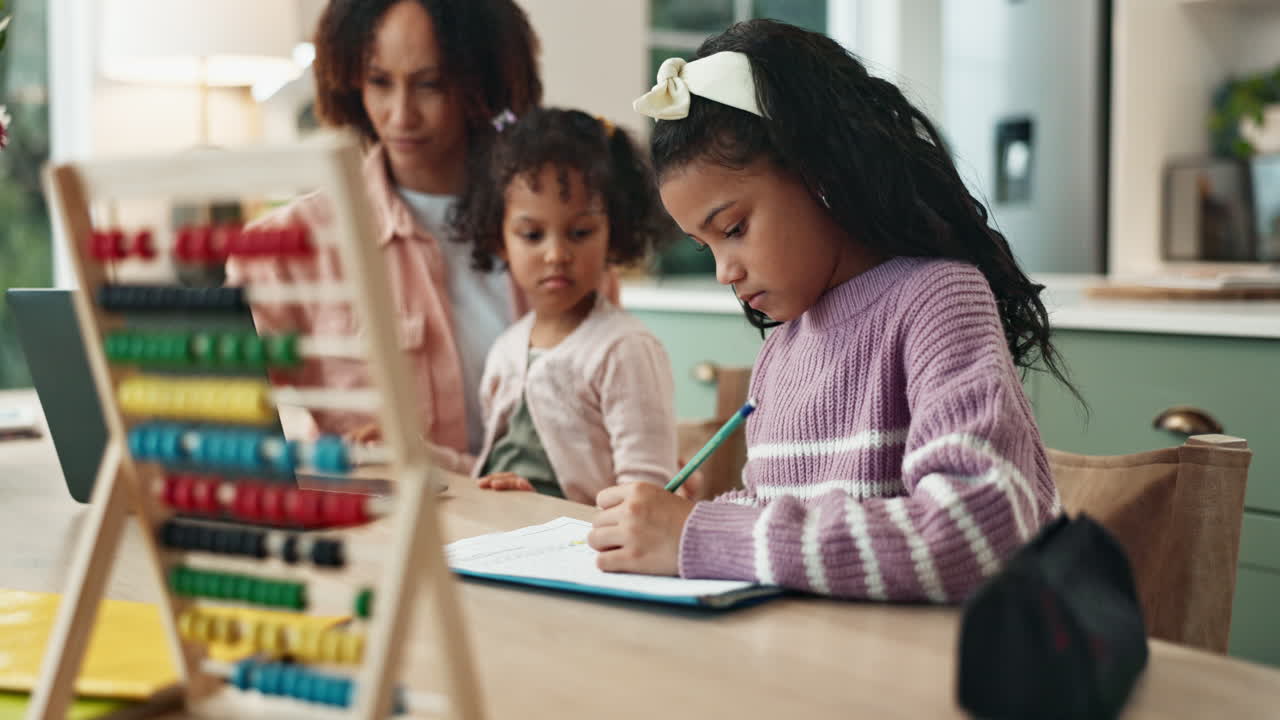 una niña haciendo su tarea en casa con su familia