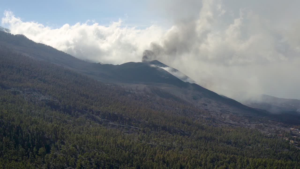 dronw volando hacia atrás con la vista de la erupción cumbre vieja