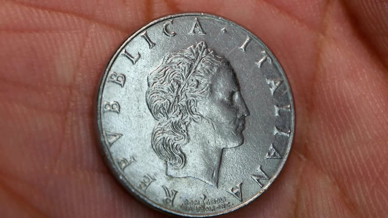 близкий взгляд на очень старые монеты