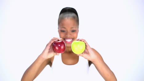modelo sonriente sosteniendo manzanas