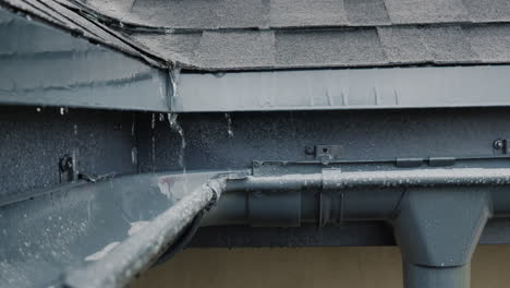 desagüe de lluvia en canaletas en el techo de la casa 2
