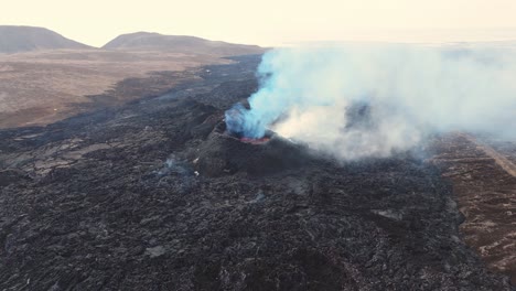 cráter humeante de un volcán en erupción con lava caliente en el paisaje volcánico