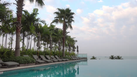 Caro-Lujoso-Hotel-Resort-Terraza-Piscina-Con-Tumbonas-De-Playa-Alineadas