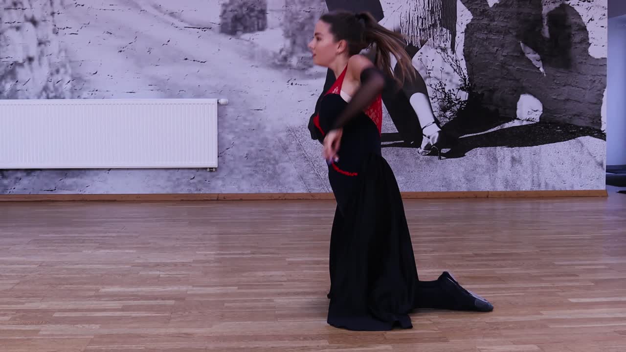 bailarina estirándose antes de bailar