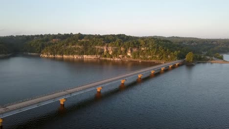 Cruzando-El-Puente-Del-Lago