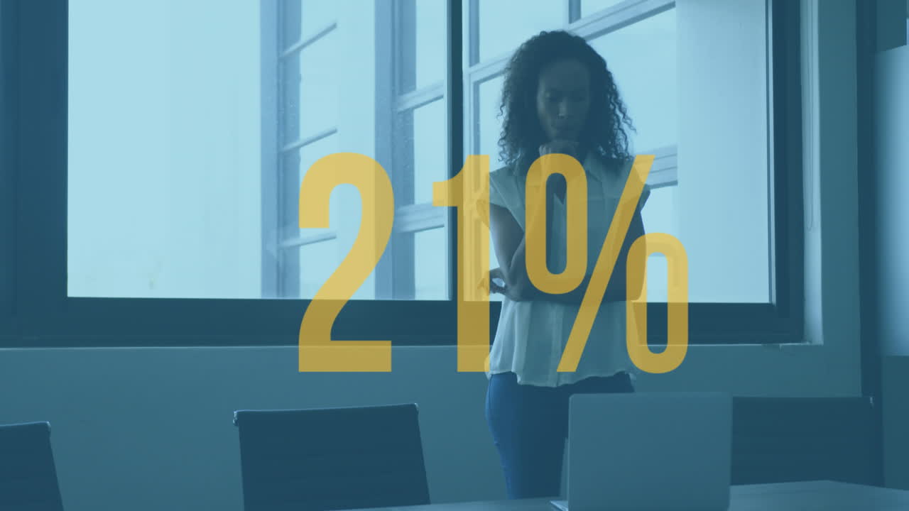 animación de un porcentaje creciente contra una mujer afroamericana pensativa que usa una computadora portátil en la oficina.