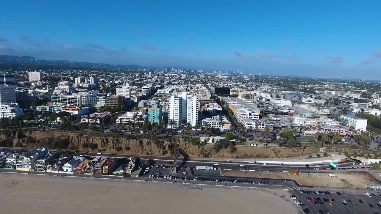 volando hacia la ciudad al lado de una playa