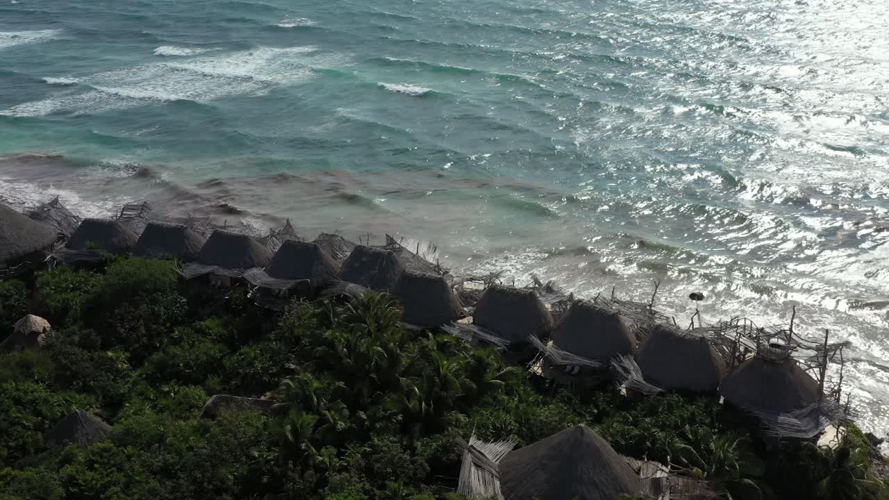 techos de paja del complejo azulik frente al mar y el mar de fondo en tulum en méxico