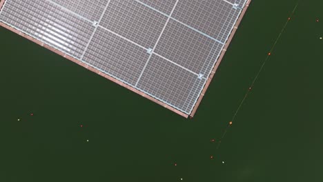 volando sobre una gran granja solar flotante en el lago artificial más grande de portugal
