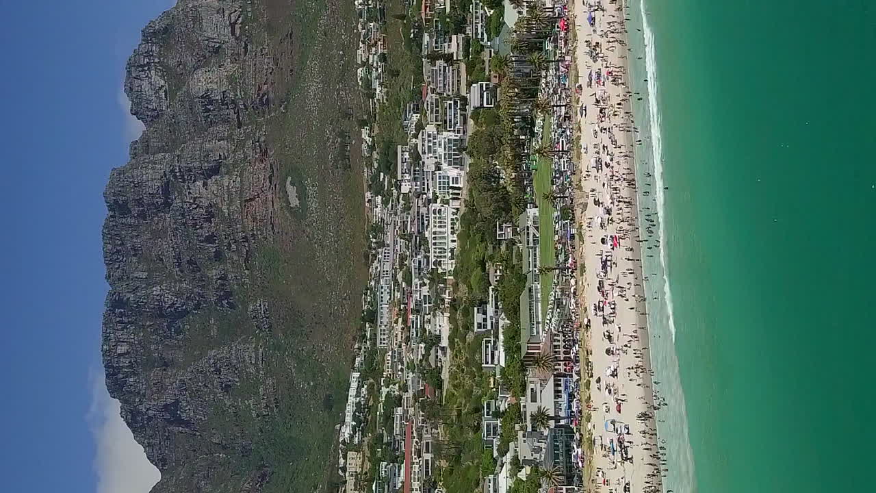 남아프리카 케이프 타운에 있는 캠프 베이 해변의 수직 조감도