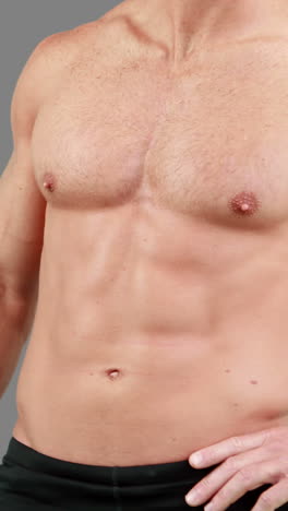 hombre musculoso posando para la cámara