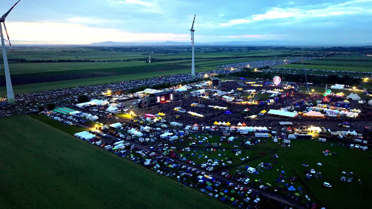 오스트리아 니 ⁇ 스도르프 의 노바 록 페스티벌 에서 콘서트 무대 와 거대한 군중 들 - 공중 촬영