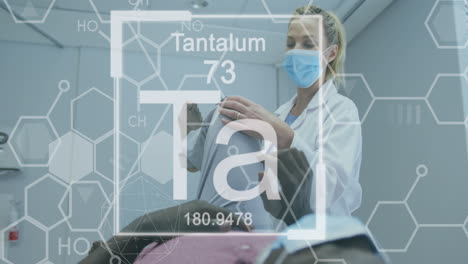 animación de estructuras elementales sobre la fisioterapeuta femenina en la máscara facial que trata al paciente