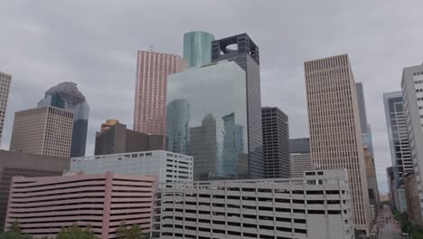 el horizonte del centro de houston en un día nublado