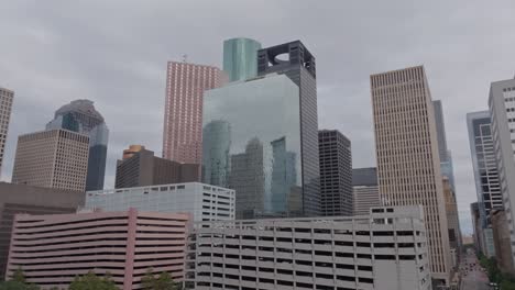 o horizonte do centro de houston num dia nublado.