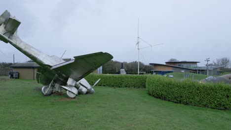 vista aérea orbitando capel-le-ferne abajo de dos junkers de acero inoxidable de la tierra ju87 stuka escultura en el jardín conmemorativo de la batalla de gran bretaña
