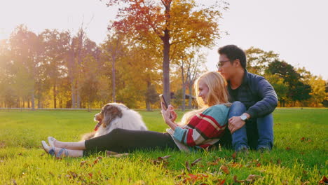 Joven-Pareja-Multiétnica-Relajándose-En-El-Parque-Con-Su-Perro-4