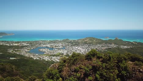 Drone-Shot-circling-around-Hikers-at-the-finish-of-the-3-Peaks-Trail-on-Oahu,-Hawaii