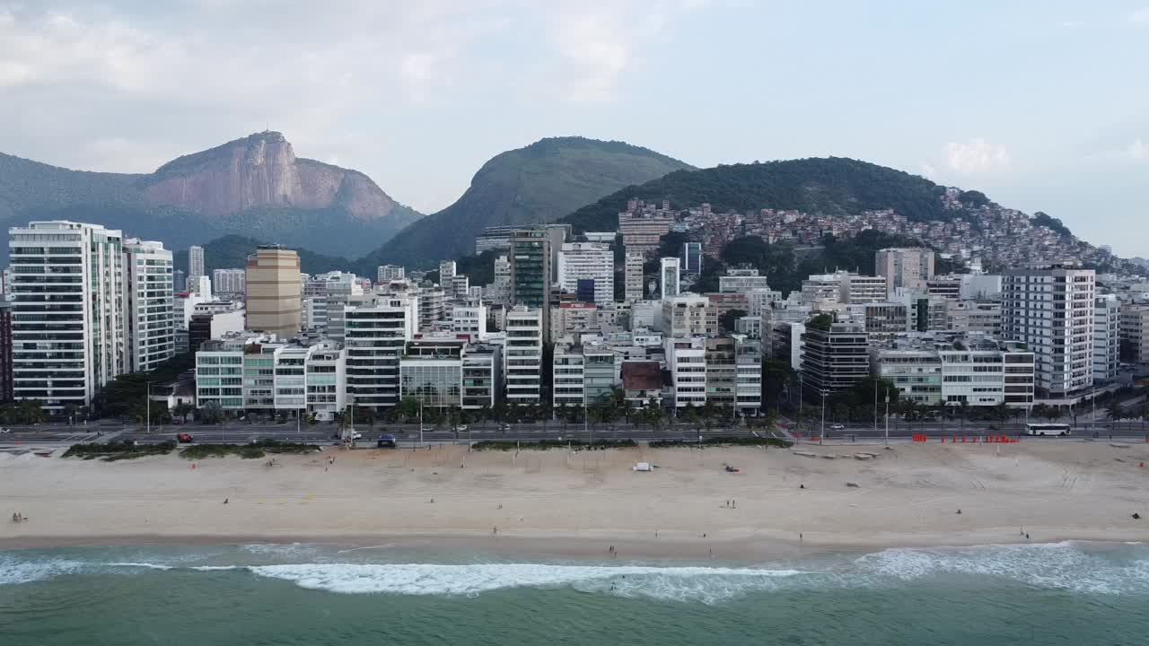 la playa, la ciudad y las montañas