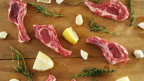 chuletas de carne cruda, romero y limón marinadas con sal