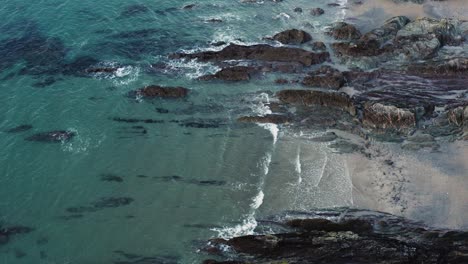 Rodando-Tranquilas-Olas-Sobre-Rocas-En-Polhawn-Fort-En-Torpoint,-Cornwall,-Inglaterra