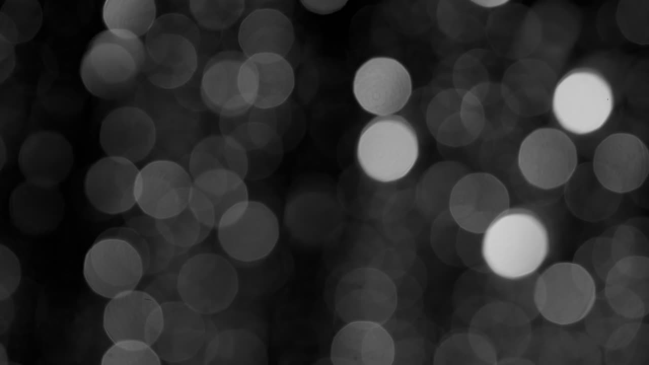 fondo borroso de lluvia en la ventana, gotas de agua siguiendo hacia abajo sobre fondo negro