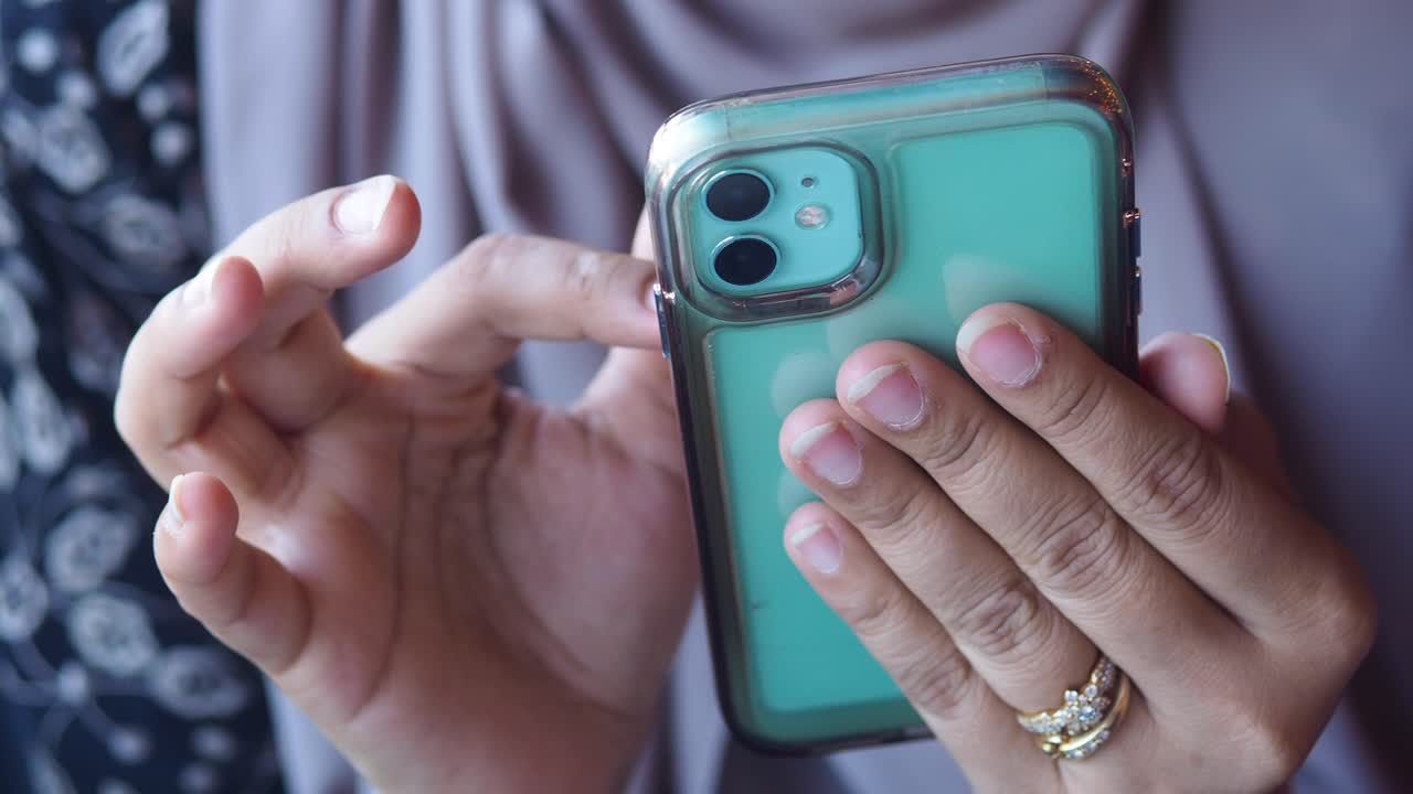 persona con un teléfono en la mano