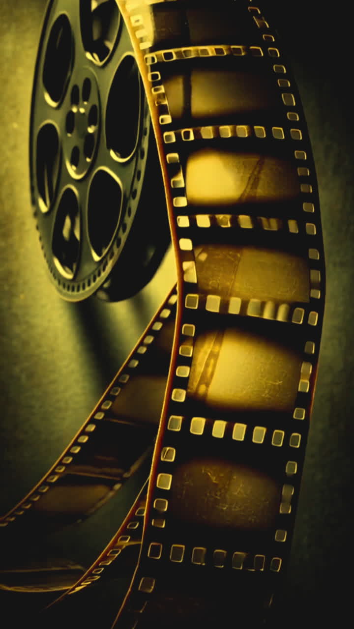 Rulline di film d'epoca con striscia di celluloide srotolabile